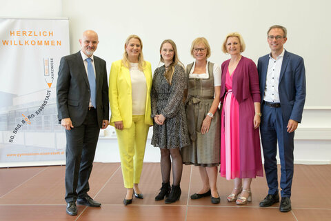 Landesrätin Daniela Winkler (2.v.l.) und Bildungsdirektor Heinz Josef Zitz (1.v.l.) übergaben Neupädagogin Katharina Peischl (3.v.l.) aus dem Bezirk Jennersdorf ihr Einstellungsdekret.