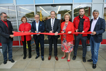 Referent Martin Stift, BA, Angelika Seldte (Produktionsfachkraft, Menüküche von "Mamas Küche), Projektleiter der Sozialen Märkte Burgenlands, Dipl. KH-BW Ewald Michael Schlaffer (Soziale Dienste Burgenland GmbH), Landesrat Dr. Leonhard Schneemann, Volkshilfe Burgenland-Präsidentin Verena Dunst, Volkshilfe Burgenland-Geschäftsführer Markus Kaiser, MSc und Güssings Bürgermeister Vinzenz Knor (v.l.) eröffneten den Sonnenmarkt und das Sonnencafé in Güssing offiziell und schnitten das Rote Band vor der Tür des Sonnenmarktes und Sonnencafés durch.