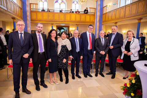 Bei der feierlichen Eröffnung (v.l.): Mag. Klaus Hoffmann, MSc, Generalsekretär für kaufmännische Angelegenheiten IGK Wien, Jaron Engelmayer, Oberrabbiner IKG Wien, DDr.in Barbara Glück, Direktorin der KZ-Gedenkstätte Mauthausen, Claudia Prutscher, Vizepräsidentin IKG Wien, Oberkantor Shmuel Barzilai, Oskar Deutsch, Präsident der Israelitischen Kultusgemeinde Wien, Mordechai Rodgold, Botschafter des Staates Israel in Österreich, Landeshauptmann Hans Peter Doskozil und Landtagspräsidentin Verena Dunst