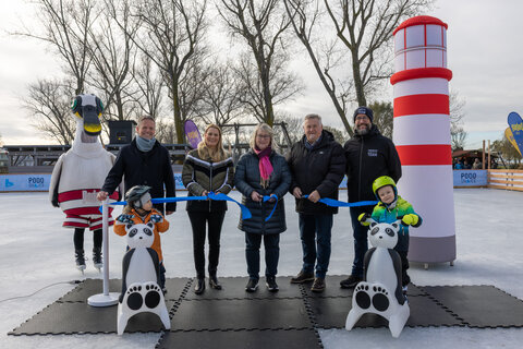 PODO_01: Patrick Hierner (Burgenland Tourismus), Landesrätin Daniela Winkler, Michaela Wohlfart (Bürgermeisterin), Josef Steiner (SPÖ Podersdorf), René Lentsch (GF, Podersdorfer Tourismus Verband) bei der Eröffnung von POOD ON ICE.