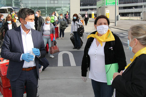 Soziallandesrat Christian Illedits begrüßte die PersonenbetreuerInnen aus Kroatien am Flughafen in Wien Schwechat.
