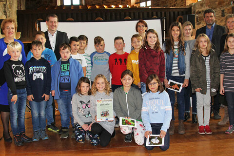 Landtagspräsidentin Verena Dunst gratulierte gemeinsam mit Mag. Christian Vlasich, Bürgermeister Lockenhaus, sowie Persönlichkeiten aus Naturschutz, Bildung und Regionalmanagement, den Schülerinnen und Schülern der VS Markt Allhau