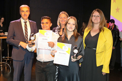 Landesrat Dr. Leonhard Schneemann (l.), AMS-Burgenland Landesgeschäftsführerin Mag. Helene Sengstbratl und AMS Burgenland Stellvertretende Landesgeschäftsführerin DI in (FH) Karin Steiner, BA (v.l.) gratulierten Elias Herbst und Vanessa Vargyas (Mitte).