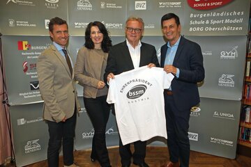 BSSM-Obmann Marc Kerschbaumer, Direktorin Ingrid Weltler-Müller (Gymnasium Oberschützen), Landeshauptmann a.D. Hans Niessl und Landesrat Christian Illedits (v.l.) bei der Hofübergabe der Präsidentschaft im BSSM.