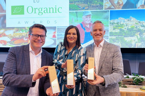 Österreichische Preisträger: Landeshauptmann-Stellvertreterin Mag.a Astrid Eisenkopf mit dem Wiener Stadtrat Jürgen Czernohorszky (Wien wurde als „Beste Bio-Stadt ausgezeichnet) und Gastronom Paul Kolarik von der Luftburg Kolarik im Wiener Prater (Auszeichnung als „Bestes Bio-Restaurant“).