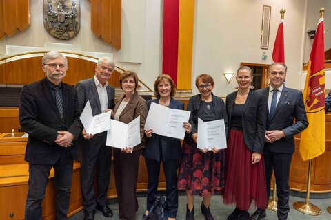 Gruppenbild mit den Geehrten (v.l.) Ärztekammer Burgenland-Vizepräsident Dr. Michael Schriefl, Medizinalrat Dr. Thomas Horvatits, Medizinalrätin Dr.in Gabriele Rother, Obermedizinalrätin Dr.in Gertrude Winhofer, Medizinalrätin Dr.in Karin Grün, Landeshauptmann-Stellvertreterin Anja Haider-Wallner, Landesrat Leonhard Schneemann.