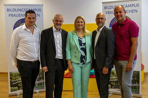 Standortleiter Johannes Wegleitner (Sommerschule und LuFC Frauenkirchen), Bildungsdirektor Heinz Zitz, Landesrätin Daniela Winkler, Bürgermeister Hannes Schmidt und Daniel Karacsonyi vom Organisationsteam LuFC (v.l.).