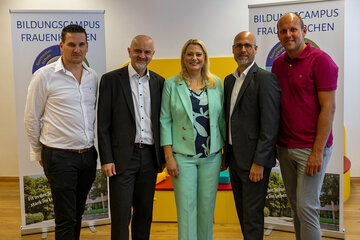Standortleiter Johannes Wegleitner (Sommerschule und LuFC Frauenkirchen), Bildungsdirektor Heinz Zitz, Landesrätin Daniela Winkler, Bürgermeister Hannes Schmidt und Daniel Karacsonyi vom Organisationsteam LuFC (v.l.).