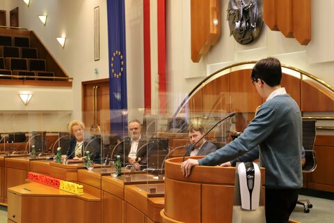 Die Schülerinnen und Schüler nahmen heute die Rolle von Jungabgeordneten ein und stellten interessante Fragen.