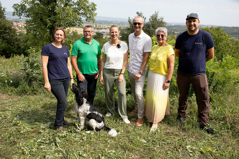 Geschäftsführerin Marlene Hrabanek-Bunyai (Naturpark Rosalia-Kogelberg), Obmann Bürgermeister Kurt Fischer (Baumgarten), Landeshauptmann-Stellvertreterin Anja Haider-Wallner, Bürgermeister Ing. Christoph Haider (Draßburg), Obmann-Stellvertreterin Bürgermeisterin Ulrike Kitzinger (Sigleß) und Koordinator des landwirtschaftlichen Betriebs Julian Dorfmeister (Naturpark Rosalia-Kogelberg) (v.l.) in Draßburg.