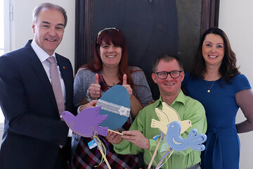 Landesrat Dr. Leonhard Schneemann (l.) eröffnete den 1. Ostermarkt im Landhaus. Mit ihm am Foto: Caritas Burgenland-Direktorin Mag. (FH) Melanie Balaskovics (r.) sowie Erika und Ladi (Mitte).