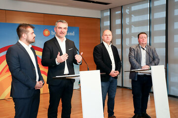 Landesrat Heinrich Dorner und die Bürgermeister LAbg. Kilian Brandstätter (Gols, 1. v. l.), LAbg. Roman Kainrath (Lutzmannsburg, 1.v.r.) und Mario Trinkl (Königsdorf, 2.v.r.) informierten über die Baulandoffensive des Landes