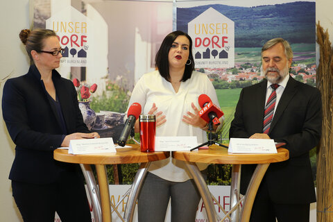 Marlene Hrabanek-Bunyai, Geschäftsführerin des Vereins „Unser Dorf“, Landesrätin Astrid Eisenkopf und Wolfgang Wallner, Referatsleiter Dorfentwicklung bei der Pressenkonferenz anlässlich 30 Jahre „Unser Dorf“