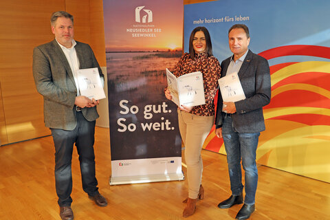 Landeshauptmann-Stv. Mag.a Astrid Eisenkopf (Mitte) präsentierte gemeinsam mit Nationalparkdirektor Johannes Ehrenfeldner (l.) und Vorstandsvorsitzender der Nationalparkgesellschaft, Helmut Bieler (r.) den neuen Managementplan für den Nationalpark Neusiedlersee-Seewinkel.