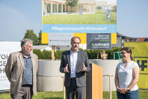 Spatenstich mit Müllendorfs Gemeindevorstand und Bauausschuss-Vorsitzendem Norbert Rauhofer, Soziallandesrat Dr. Leonhard Schneemann und SOWO-Geschäftsführerin Melanie Piskernik.