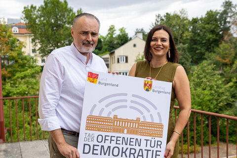 Landeshauptmann Hans Peter Doskozil und Landtagspräsidentin Astrid Eisenkopf mit dem Plakat zum „Tag der offenen Tür“ im Landhaus