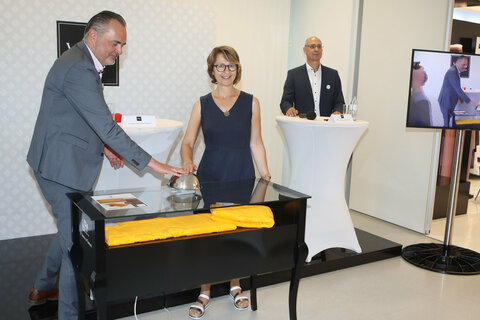 Landeshauptmann Hans Peter Doskozil gab mit Monika Pock, Leiterin Qualitätssicherung, den Startschuss für den Verkauf