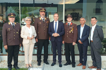Feierten mit vielen Festgästen 100 Jahre FF Rohrbach: v.l. OBR Wolfgang Kinelly, LAbg. Doris Prohaska, Ing. Franz Kropf, LR Dr. Leonhard Schneemann, FF-Kdt. Rohrbach OBI Ing. Markus Oswald, Vize-Bgm. Ing Fridrich Sulyok, Bgm. Ing. Martin Csebits, Bed