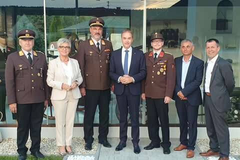 Feierten mit vielen Festgästen 100 Jahre FF Rohrbach: v.l. OBR Wolfgang Kinelly, LAbg. Doris Prohaska, Ing. Franz Kropf, LR Dr. Leonhard Schneemann, FF-Kdt. Rohrbach OBI Ing. Markus Oswald, Vize-Bgm. Ing Fridrich Sulyok, Bgm. Ing. Martin Csebits, Bed