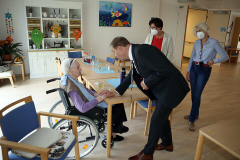 Soziallandesrat Dr. Leonhard Schneemann führte beim Besuch Gespräche mit den Bewohnerinnen und Bewohnern des Pflegezentrums Rechnitz.