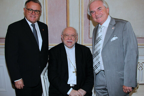 Landeshauptmann Hans Niessl mit S.E. Erzbischof Dr. Peter Stephan Zurbriggen, Apostolischer Nuntius in Österreich und Doyen des Diplomatischen Corps sowie Senator h.c. Walter J. Gerbautz, Generalsekretär PaN