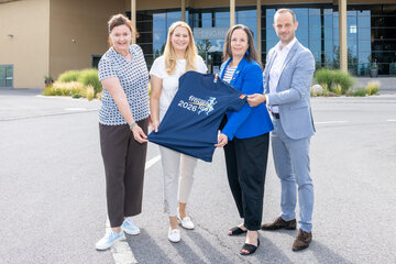 Präsentierten in Frauenkirchen die offiziellen Laufshirts für den 13. Burgenländischen Frauenlauf (v.l.): Elke Schmelzer (St. Martins Therme & Lodge, Resident Manager Gesundheit), Landesrätin Daniela Winkler und Daniela Fritz (St. Martins Therme & Lodge, Resident Manager Lodge)