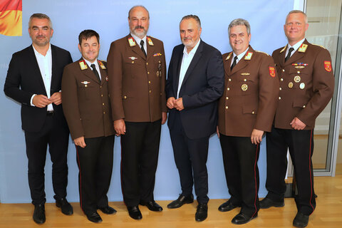 Landesfeuerwehrreferent Landesrat Heinrich Dorner, Harald Josef Nakovich, 1. Landesfeuerwehrkommandant-Stellvertreter, Landesfeuerwehrkommandant Franz Kropf, Landeshauptmann Hans Peter Doskozil, Martin Reidl, 2. Landesfeuerwehrkommandant-Stellvertreter, und Michael Hauser, Geschäftsführender Geschäftsstellenleiter