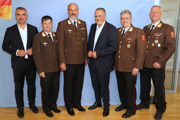 Landesfeuerwehrreferent Landesrat Heinrich Dorner, Harald Josef Nakovich, 1. Landesfeuerwehrkommandant-Stellvertreter, Landesfeuerwehrkommandant Franz Kropf, Landeshauptmann Hans Peter Doskozil, Martin Reidl, 2. Landesfeuerwehrkommandant-Stellvertreter, und Michael Hauser, Geschäftsführender Geschäftsstellenleiter