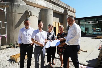 Landeshauptmann Hans Peter Doskozil (r.), Mattersburgs Bürgermeisterin Ingrid Salamon, Landtagsabgeordnete Claudia Schlager und Infrastrukturlandesrat Heinrich Dorner (v.r.) mit Architekt Michael Ogertschnig vor dem Kulturzentrum Mattersburg.
