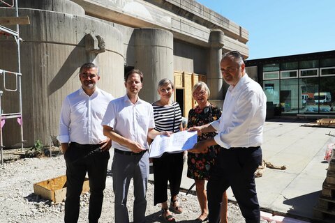 Landeshauptmann Hans Peter Doskozil (r.), Mattersburgs Bürgermeisterin Ingrid Salamon, Landtagsabgeordnete Claudia Schlager und Infrastrukturlandesrat Heinrich Dorner (v.r.) mit Architekt Michael Ogertschnig vor dem Kulturzentrum Mattersburg.