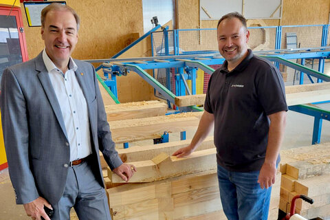 Wirtschaftslandesrat Dr. Leonhard Schneemann besuchte Z+H Weber in Deutsch Tschantschendorf.