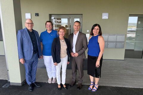 Sozialwissenschaftler Wolfgang Schroeder, Katrin Pinter-Pieler, Heike Raab, LAbg. Robert Hergovich und Waltraud Kölly-Schranz vor dem Pflegestützpunkt in Trausdorf.