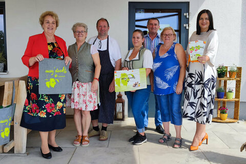 Landeshauptmann-Stellvertreterin Mag.a Astrid Eisenkopf und Landtagspräsidentin Verena Dunst besuchten den Buschenschank von Rosi und Anton Niederl in Hackerberg.