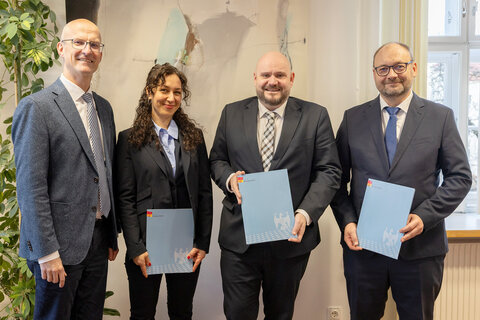 Landesamtsdirektor Mag. Ronald Reiter, MA, überreichte der neuen Kinder- und Jugendanwältin Mag.a Nicole Bartl, Gruppenvorstand Mag. Markus Pammer und Abteilungsvorstand Mag. Werner Karner ihre Bestellungsdekrete.