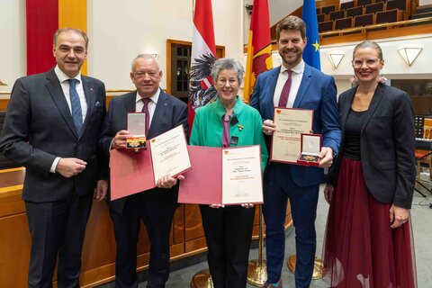 Gruppenbild mit den Geehrten (v.l.) Landesrat Leonhard Schneemann, 2. Landtagspräsident a.D. Rudolf Strommer (Komturkreuz), Klubobfrau a.D. Regina Petrik (Komturkreuz), LAbg. a.D. Christoph Wolf (Großes Goldenes Ehrenzeichen) und Landeshauptmann-Stellvertreterin Anja Haider-Wallner.