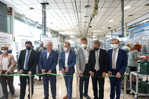 In Anwesenheit zahlreicher Ehrengäste wurde die neue Produktionslinie eröffnet: (v.l.n.r.) Bgm. der Stadtgemeinde Fürstenfeld Jost, Nidec Global Appliance-CEO und Präsident Taranzano, AK-Steiermark-Präsident Pesserl, Pro-Ge-Landessekretär Holzapfel, LR Drexler und LR Schneemann