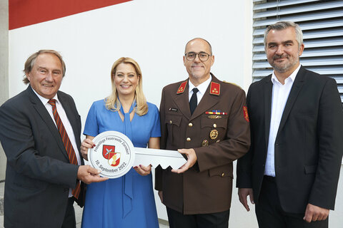 Symbolische Schlüsselübergabe bei der feierlichen Eröffnung des Feuerwehrhauses der FF Zurndorf (v.l.): Bürgermeister Werner Friedl mit Landesrätin Daniela Winkler, FF-Kommandant Martin Szoka und Infrastrukturlandesrat Heinrich Dorner