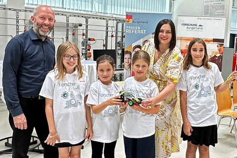 Landeshauptmann-Stellvertreterin Mag.a Astrid Eisenkopf lud heute, Samstag, in den Campus der FH Pinkafeld zum dritten Forscherinnentag für Mädchen im Alter von neun bis elf Jahren.