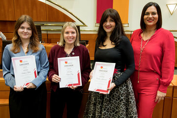 Landeshauptmann-Stellvertreterin Astrid Eisenkopf (r.) gratulierte den Preisträgerinnen Viktoria Pfeller (3. Platz), Sabine Piry (1. Platz) und Caroline Kolonovits (2. Platz) (v.l.).