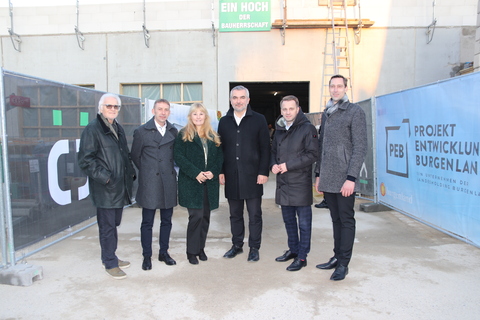 Johann Schöll von der Baufirma Schöll, Geschäftsführer Thomas Rosner (Projektentwicklung Burgenland GmbH), Vizebürgermeisterin Karin Vukman-Artner, Landesrat Heinrich Dorner, Bürgermeister Ivan Grujic und Projektleiter Christian Weiss (Projektentwicklung  Burgenland GmbH) (v.l.) bei der Gleichenfeier in Zagersdorf.