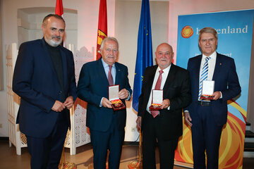 Landeshauptmann Hans Peter Doskozil den Künstler Harro Pirch (2.v.r), Prim. Dr. Wilfried Horvath (r.) und Dr. Leo Windtner (2.v.l.) mit dem Komturkreuz des Landes Burgenland aus.