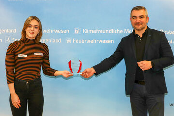 Landesrat Heinrich Dorner mit Schwimm-As Lena Grabowski