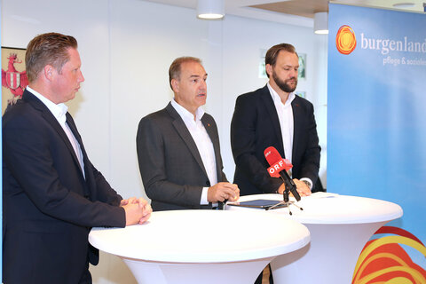 Stellten Pilotprojekt Pflegestützpunkte im Burgenland vor: v.l.: Bgm. Thomas Hoffmann, LR Dr. Leonhard Schneemann, Dr. Johannes Zsifkovits, GF Sozialen Dienste Burgenland (SDB)