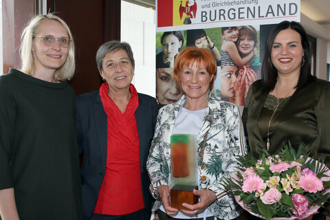Frauenlandesrätin Mag.a Astrid Eisenkopf mit der Preisträgerin Christa Prets und deren ehemaligen Mitarbeiterinnen und Wegbegleiterinnen Dr.in Mag.a Kristina Schaberl (l.) und Silvia Frank (2.v.l.)