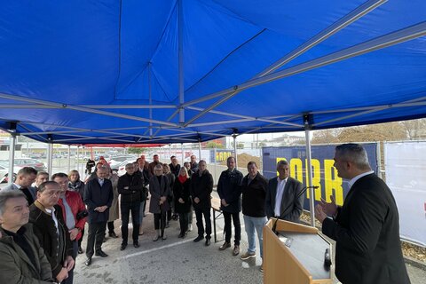 LR Dorner beim Festakt zum Spatenstich für den Schulcampus Güssing