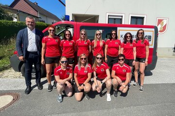 Landesrat Mag. Heinrich Dorner verabschiedete die Damen der Freiwilligen Feuerwehr Rudersdorf-Berg und wünscht ihnen viel Glück und Erfolg für die Feuerwehr-Olympiade in Slowenien.