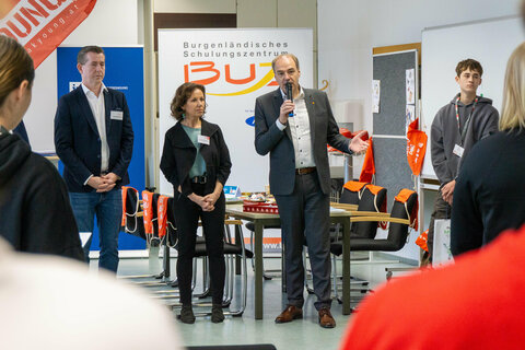 Landesrat Dr. Leonhard Schneemann beim Auftakt zu den „mach MI(N)T"-Workshops.