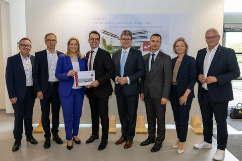 Mag. Franz Bock, Schulqualitätsmanager für Eisenstadt und Eisenstadt-Umgebung, HR Mag. Jürgen Neuwirth, Leiter des Bereichs Pädagogischer Dienst der Bildungsdirektion Burgenland, Bildungslandesrätin Mag.a (FH) Daniela Winkler, Schulleiter Mag. Reinhard Gaul, Bildungsminister Prof. Dr. Martin Polaschek und Landtagspräsident Robert Hergovich, Elternvereinsobfrau LAbg. Rita Stenger, BEd, und Eisenstadts Bürgermeister LAbg. Mag. Thomas Steiner.