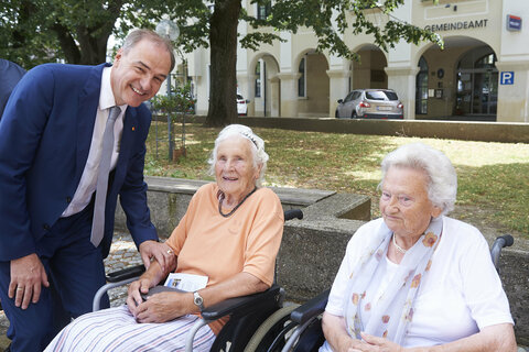 Landesrat Dr. Leonhard Schneemann im Gespräch mit zwei Bewohnerinnen des Diakoniezentrums Gols.