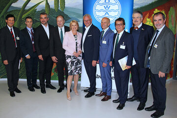 wHR DI Gerald Hüller, Abteilung 5, Fachgruppe Wasser, Umwelt und Ländliche Struktur, DI Manfred Assmann, GF Österreichischer Abfall- und Wasserwirtschaftsverband, Landesrat Mag. Heinrich Dorner, Bgm. Josef Korpitsch, Obmann-Stellvertreter BMV, Elisabeth Pauer, Moderatorin, LAbg. Mag. Thomas Steiner, Bürgermeister Eisenstadt, Johann Janisch, Geschäftsführer BMV, Ing. DI Rudolf Haider, Geschäftsführer UDB, BR h.c. DI Roland Hohenauer, Büro Dr. Lengyel ZT GmbH / ÖWAV-Präsident und DI Josef Plank, Generalsekretär des BMNT, bei der Eröffnung der 24. Österreichische Abfallwirtschaftstagung 2019 in Eisenstadt (v.l.).